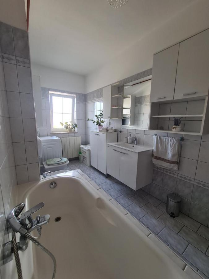 Apartmani Emily 普拉 外观 照片