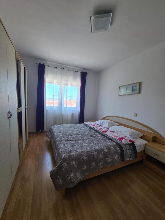 Apartmani Emily 普拉 外观 照片